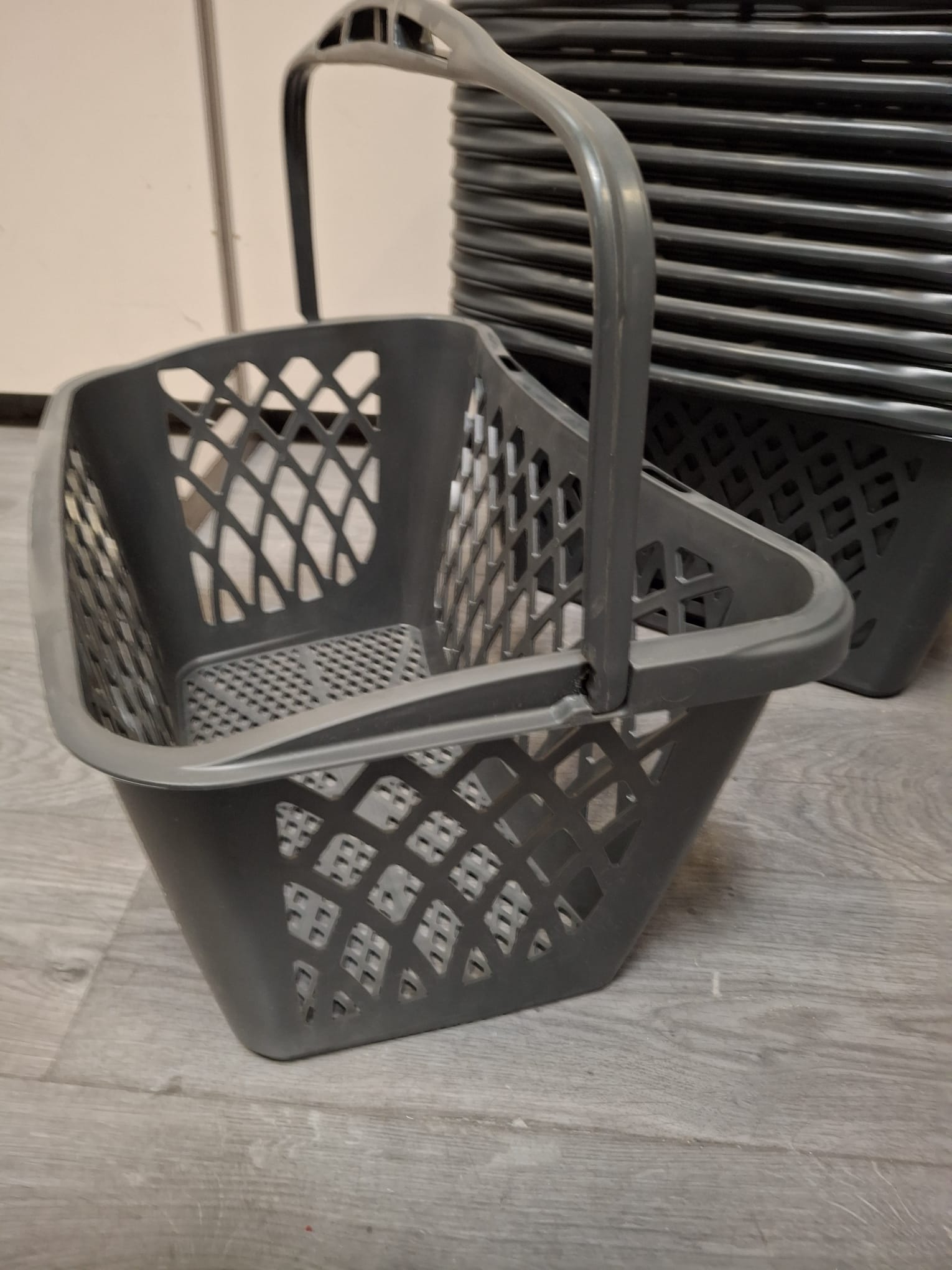 Panier libre-service 40 L en plastique renforcé gris foncé – Image 3