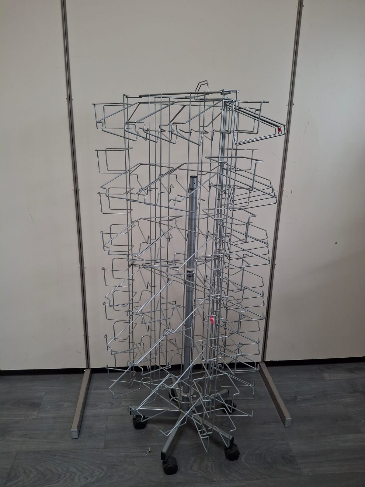 Présentoir rotatif multi-faces pour cartes H 148 cm