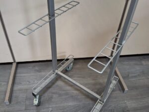 Présentoir sur roulettes avec bacs H 180 cm