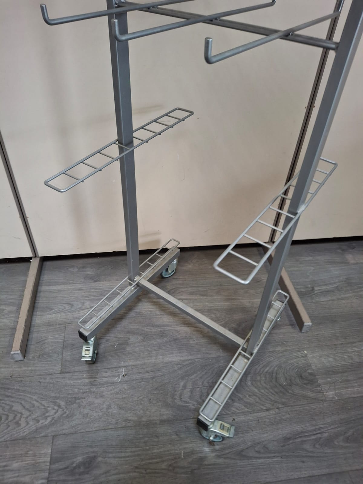 Présentoir sur roulettes avec bacs H 180 cm – Image 2