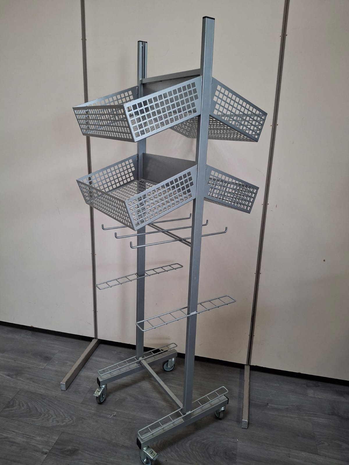 Présentoir sur roulettes avec bacs H 180 cm