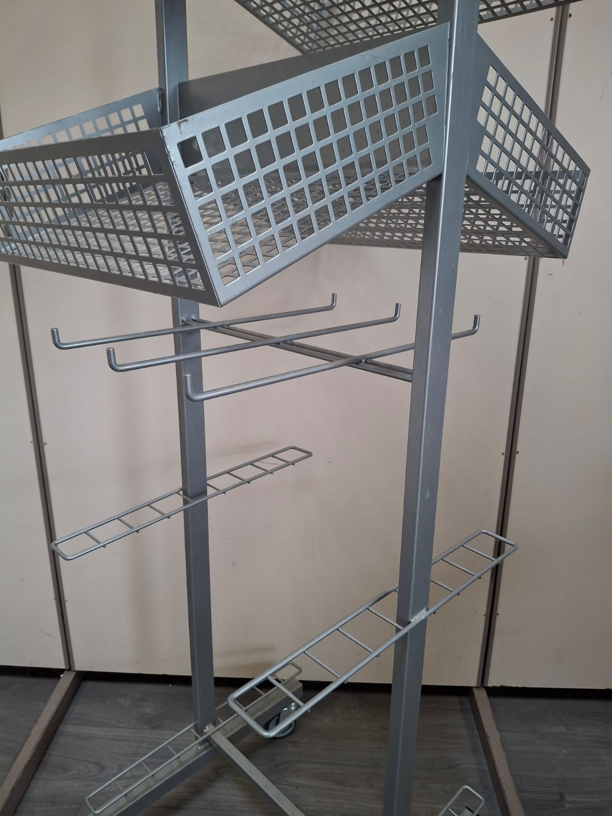 Présentoir sur roulettes avec bacs H 180 cm – Image 4