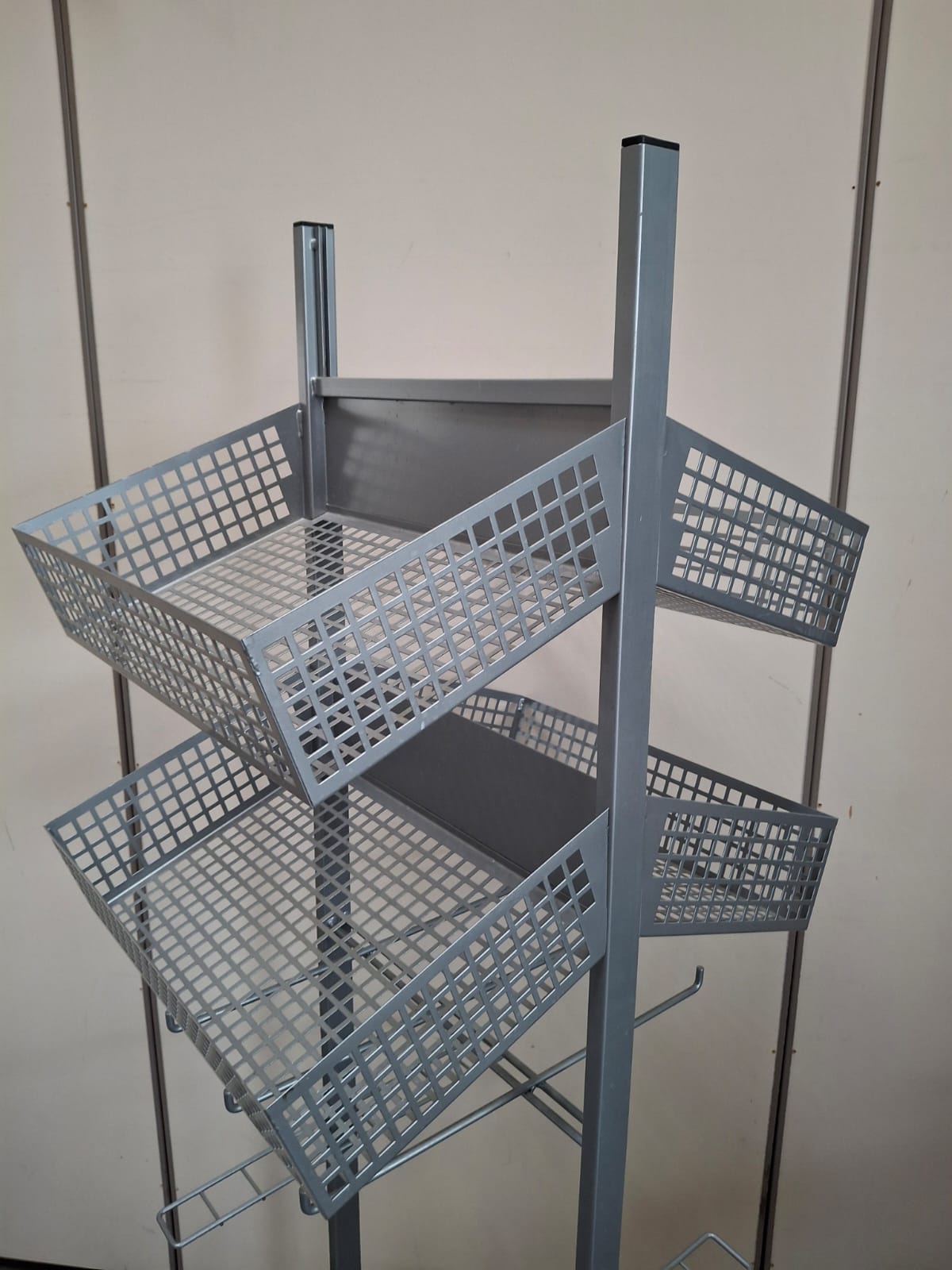 Présentoir sur roulettes avec bacs H 180 cm – Image 3