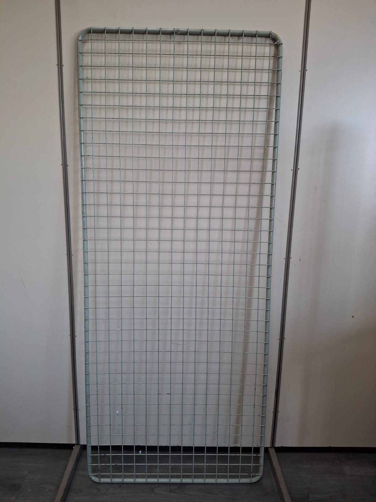 Grille d’exposition métallique gris clair – H202 x l83 cm