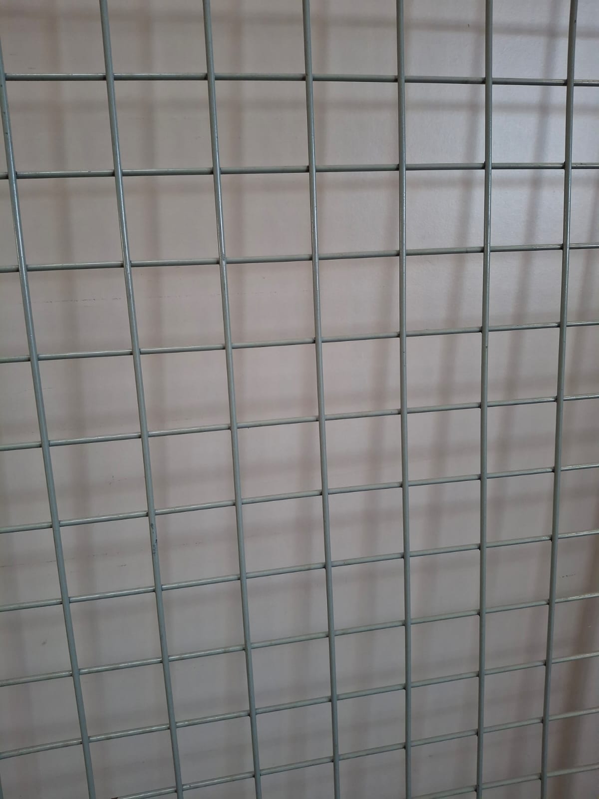 Grille d’exposition métallique gris clair – H202 x l83 cm – Image 2