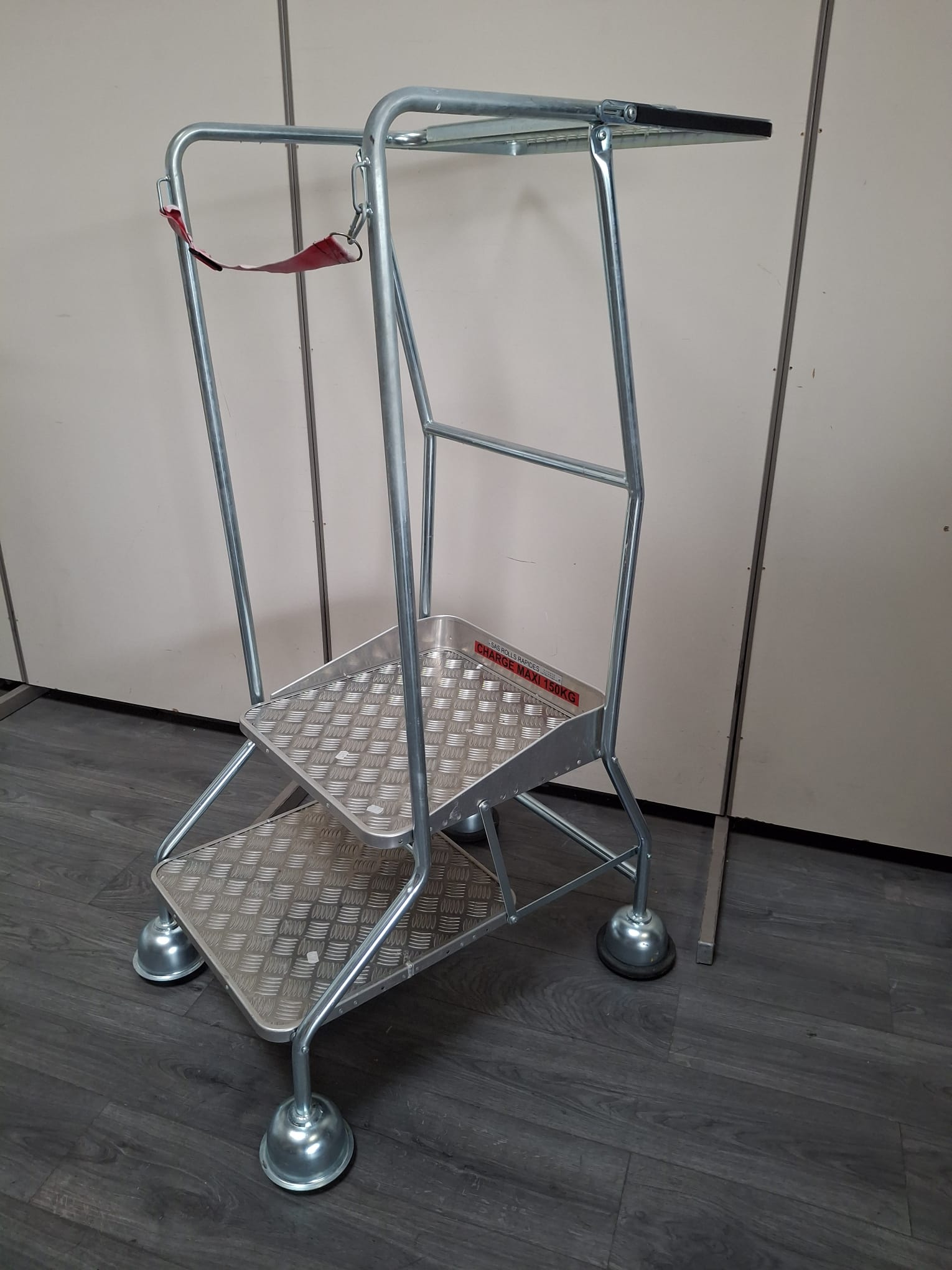 Escabeau plateforme sur roulettes 2 marches – Image 4