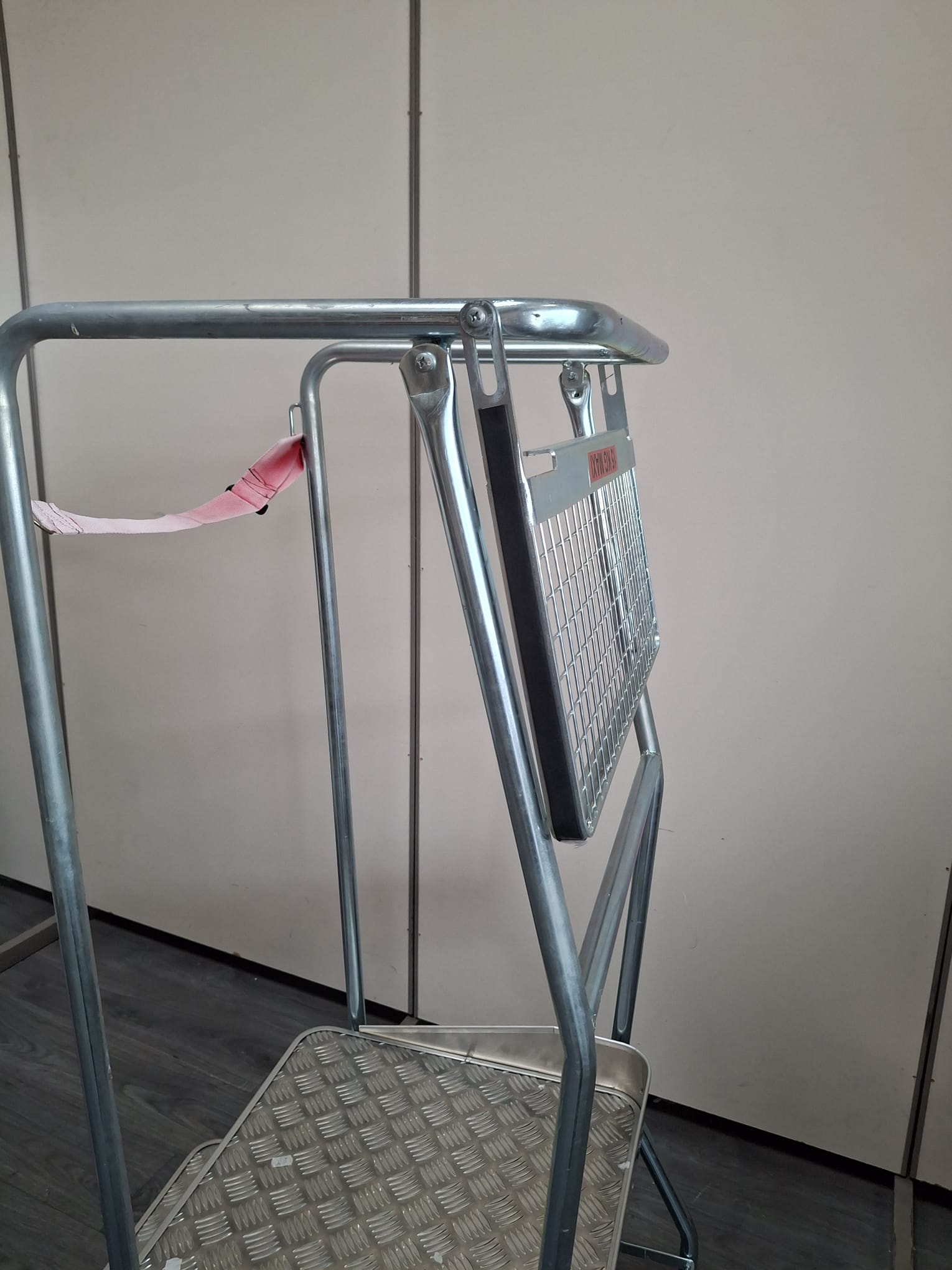 Escabeau plateforme sur roulettes 2 marches – Image 3