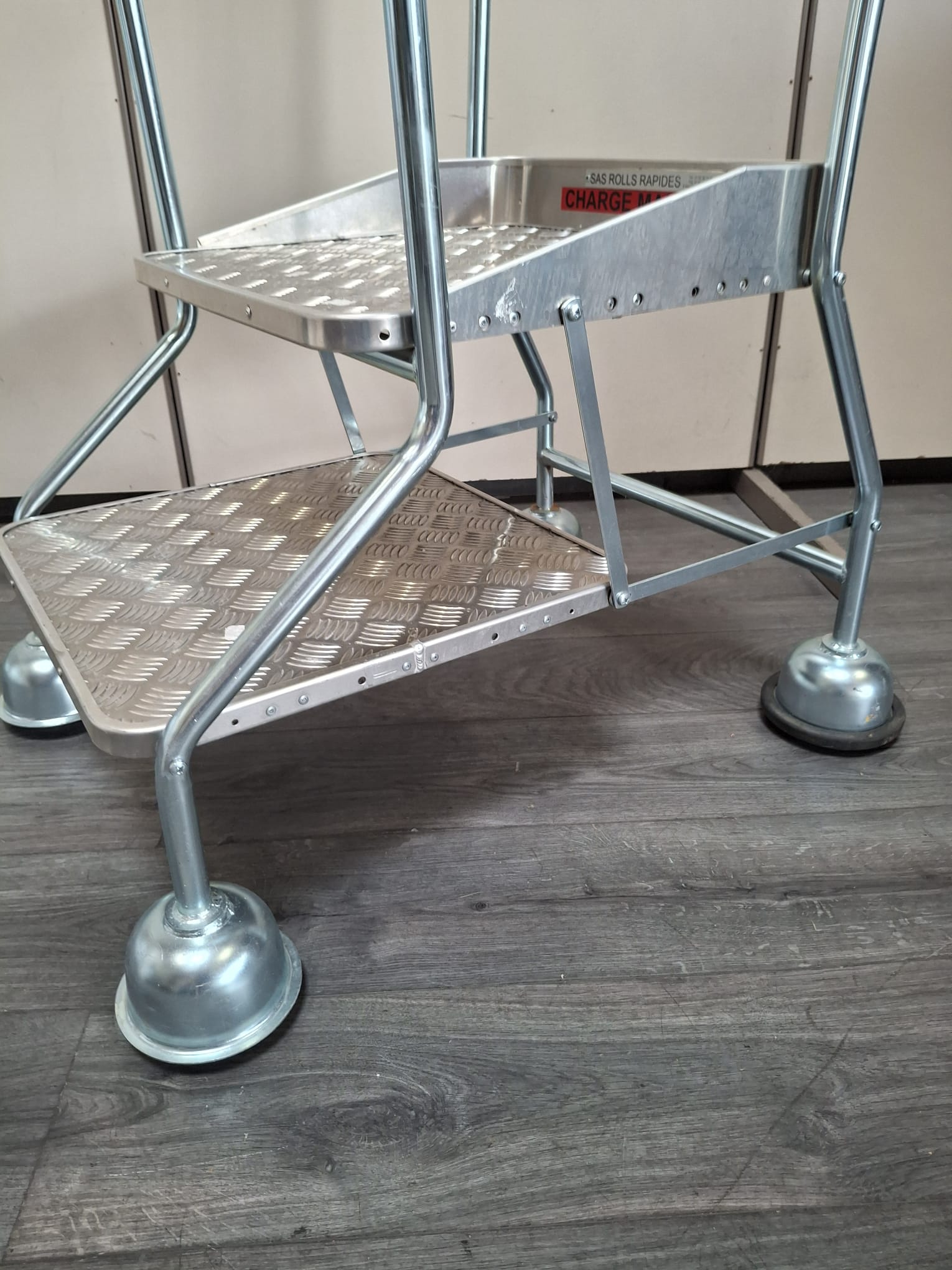 Escabeau plateforme sur roulettes 2 marches – Image 9
