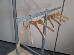 Portant à vêtements sur roulettes – Gris&Bois – Hauteur réglable 107x50cm