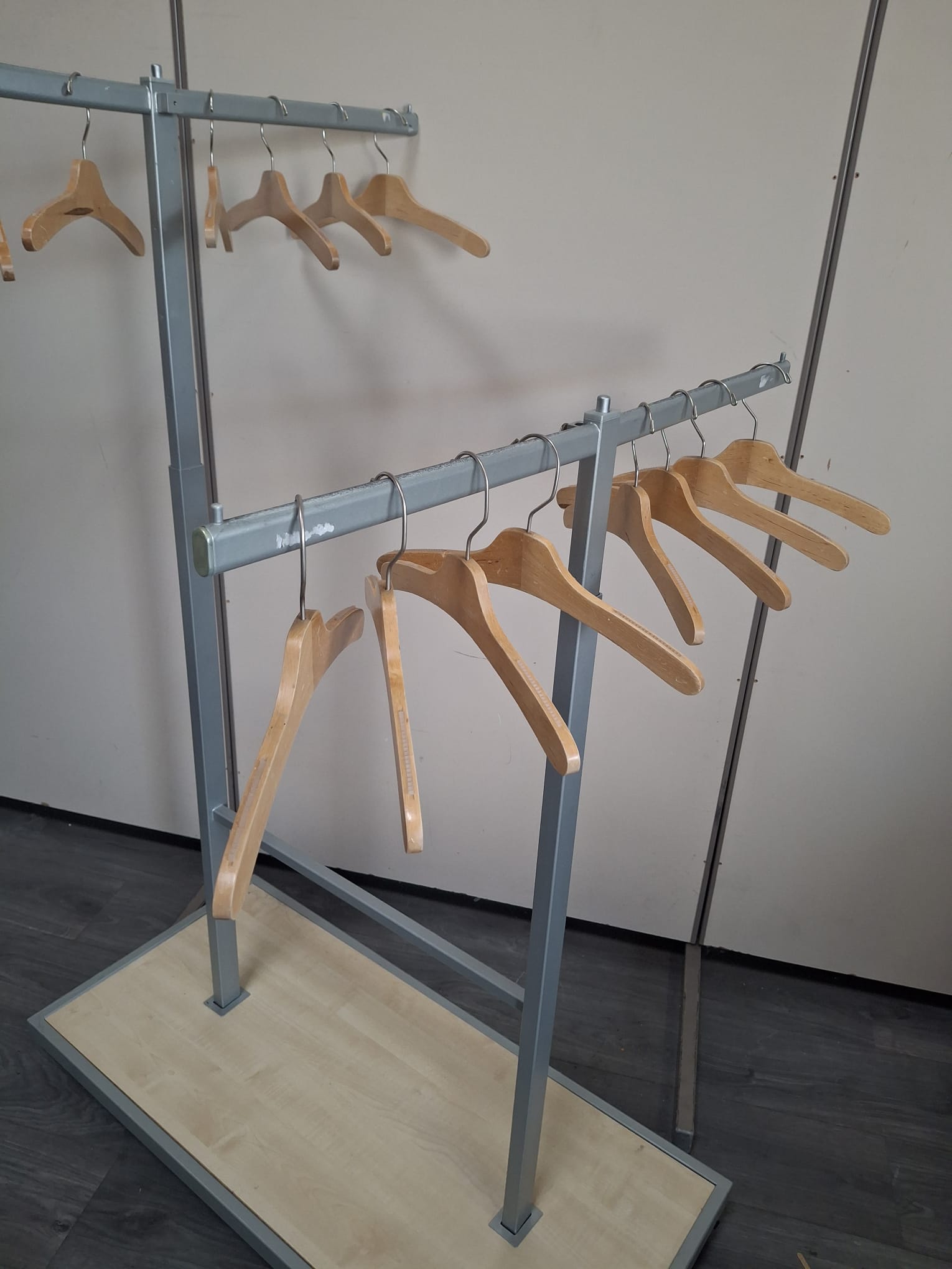 Portant à vêtements sur roulettes - Gris&Bois - Hauteur réglable 107x50cm – Image 2