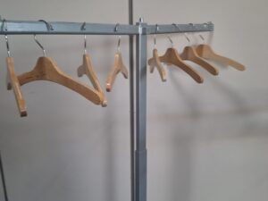 Portant à vêtements sur roulettes – Gris&Bois – Hauteur réglable 107x50cm
