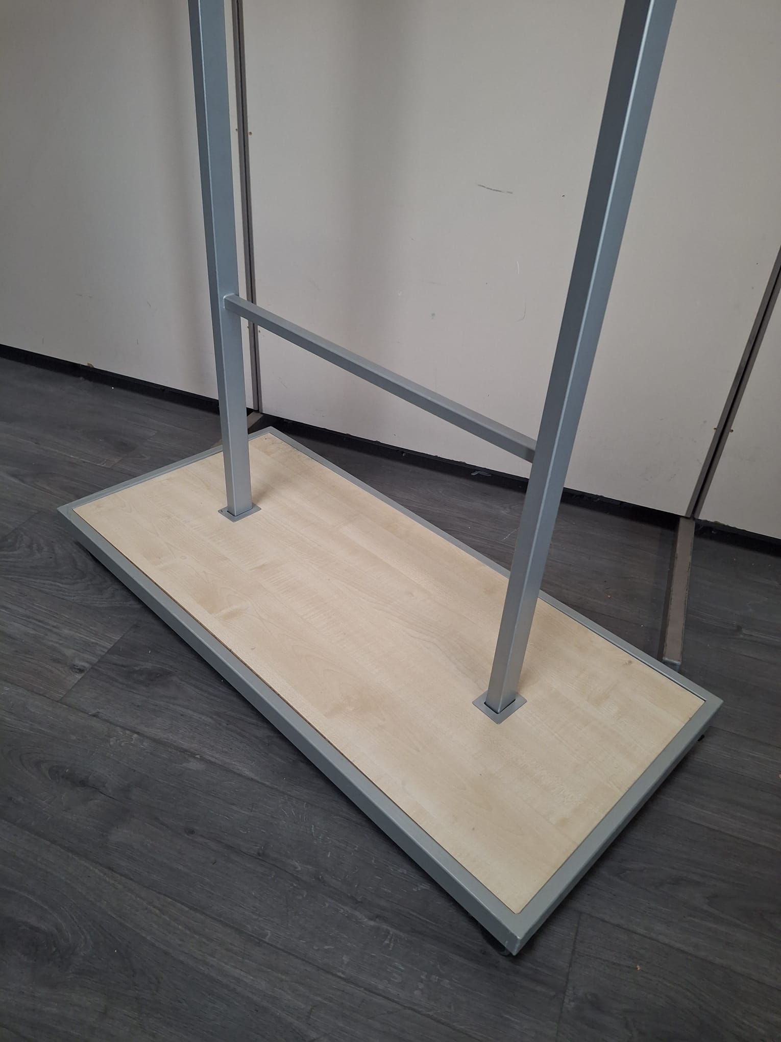 Portant à vêtements sur roulettes - Gris&Bois - Hauteur réglable 107x50cm – Image 4