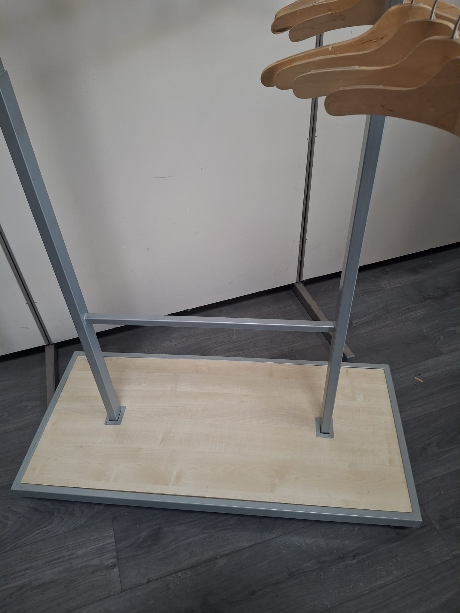 Portant à vêtements sur roulettes - Gris&Bois - Hauteur réglable 107x50cm – Image 3