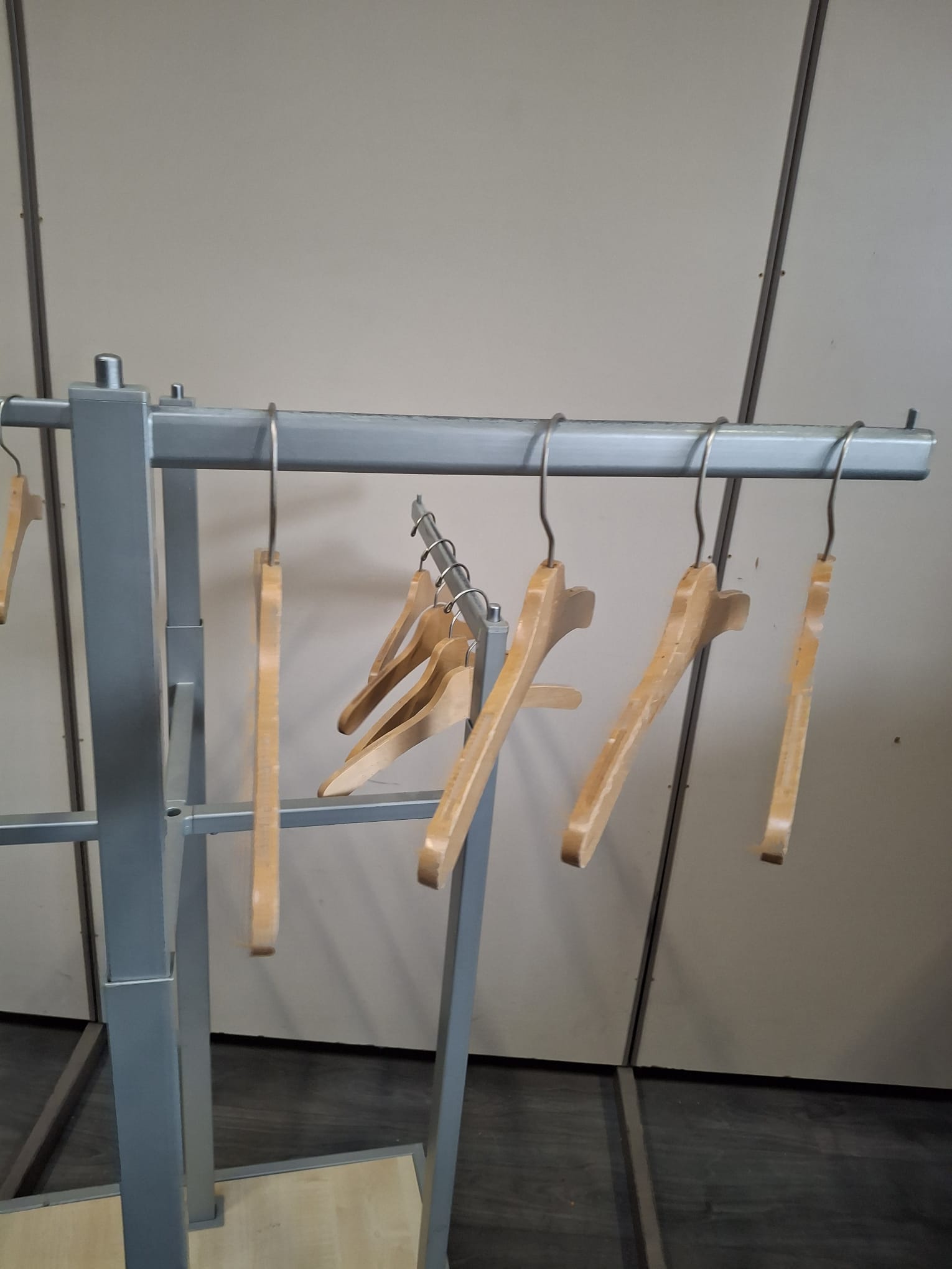 Portant à vêtements professionnel sur roulettes -Gris&Bois - Hauteur réglable 70x70cm – Image 4