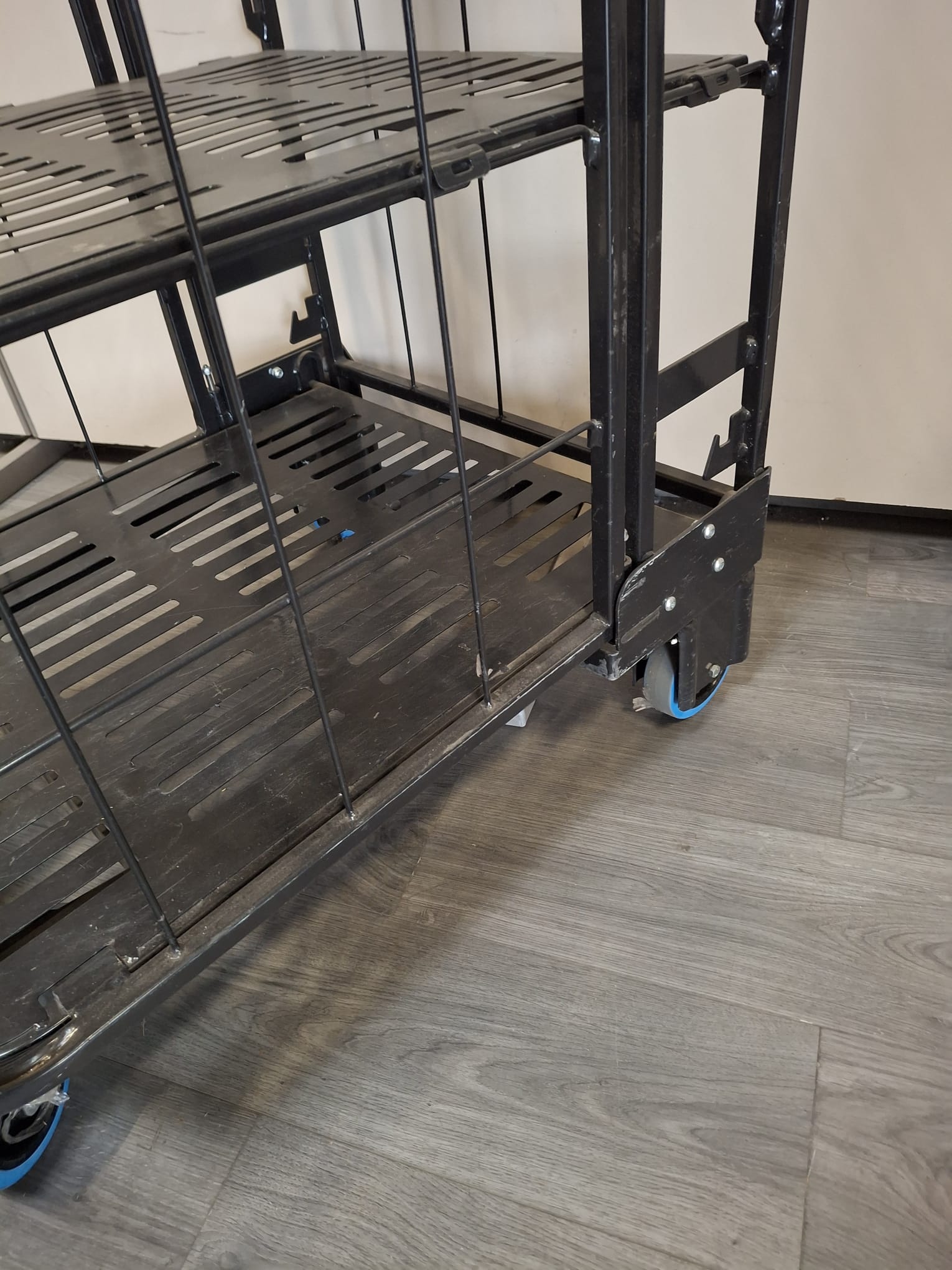 Chariot de rangement métallique noir 4 niveaux sur roulettes – H174 cm – Image 5