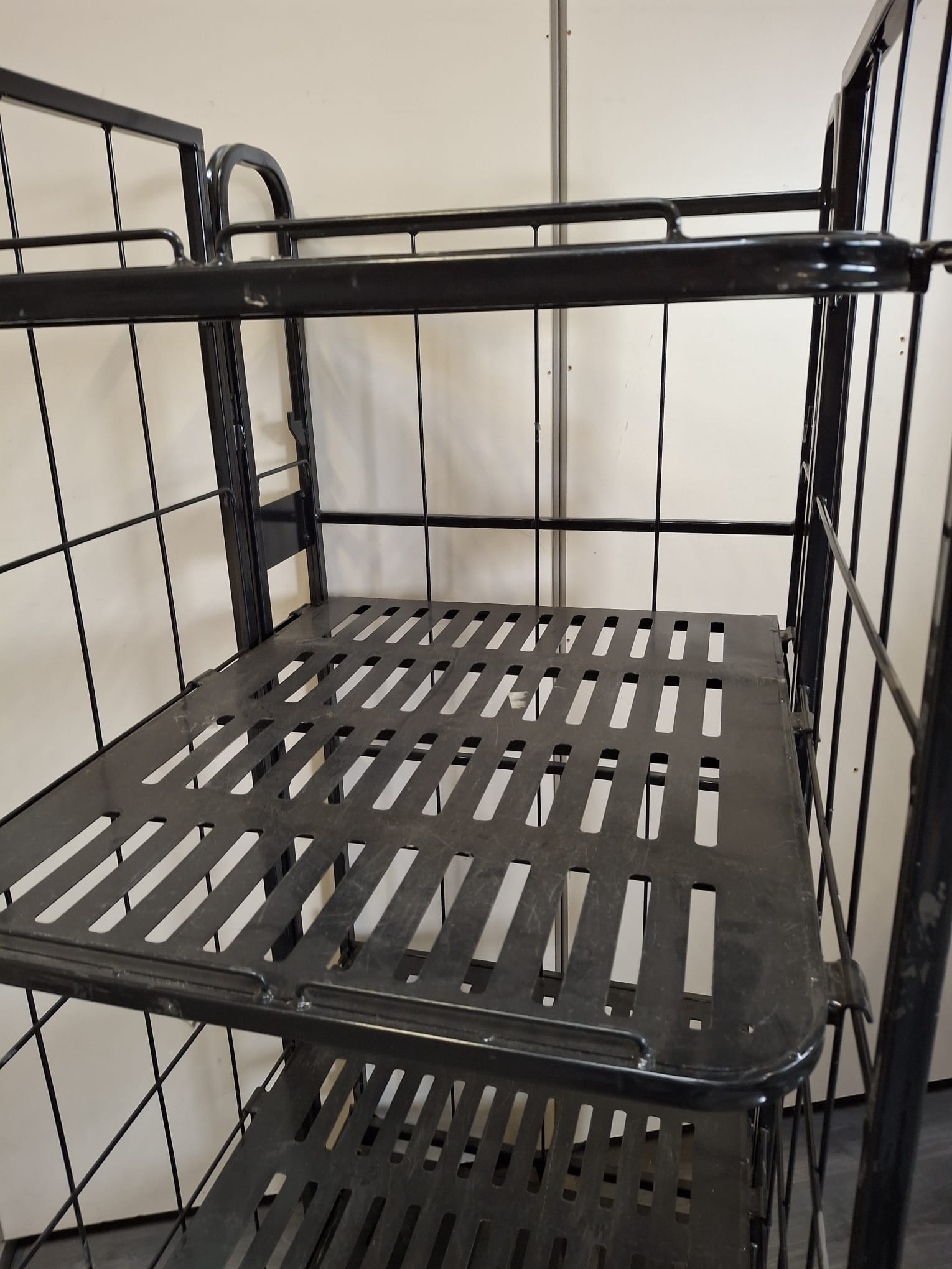 Chariot de rangement métallique noir 4 niveaux sur roulettes – H174 cm – Image 4