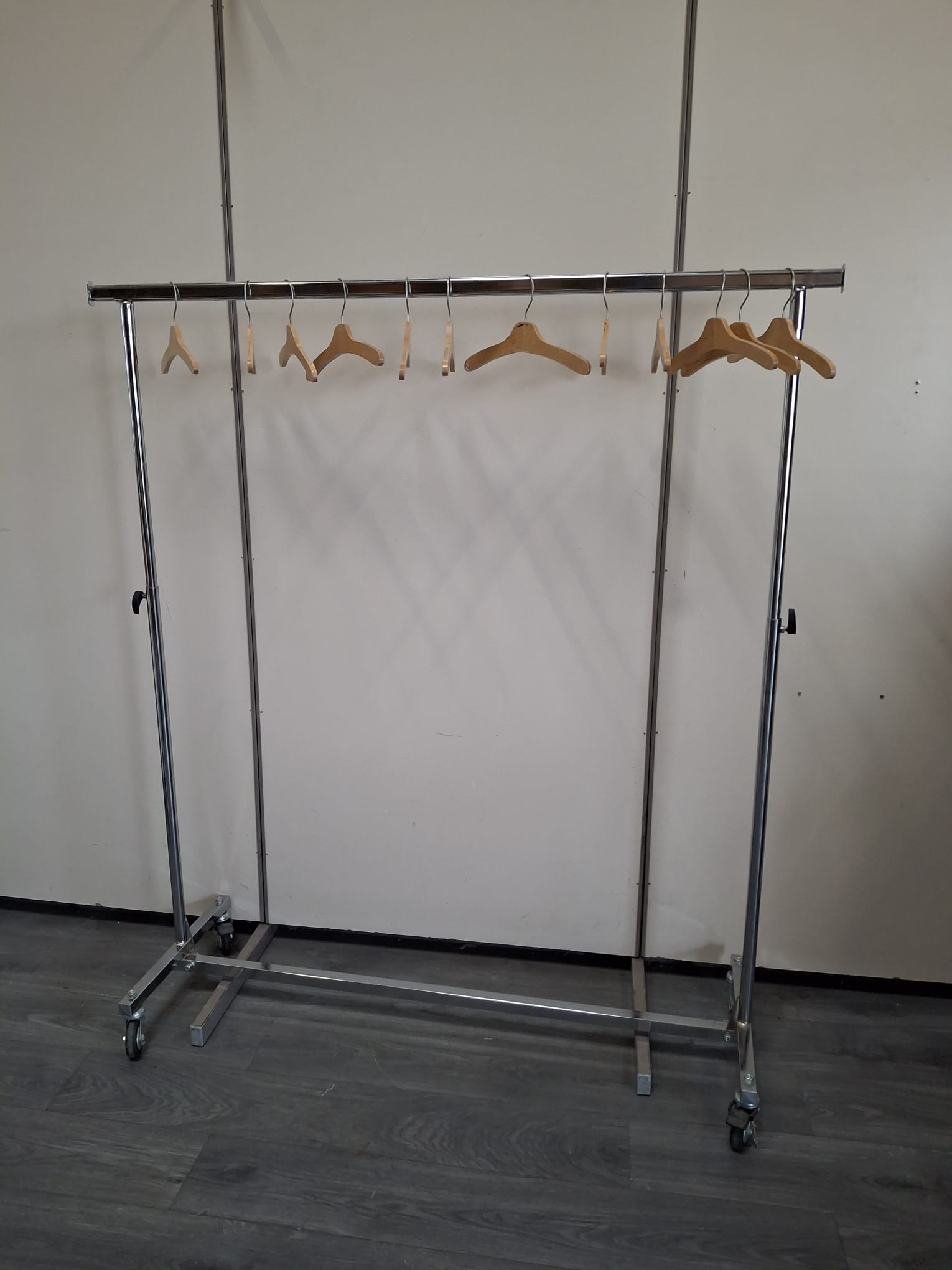 Portant vêtements professionnel pliable sur roulettes réglable hauteur et longueur