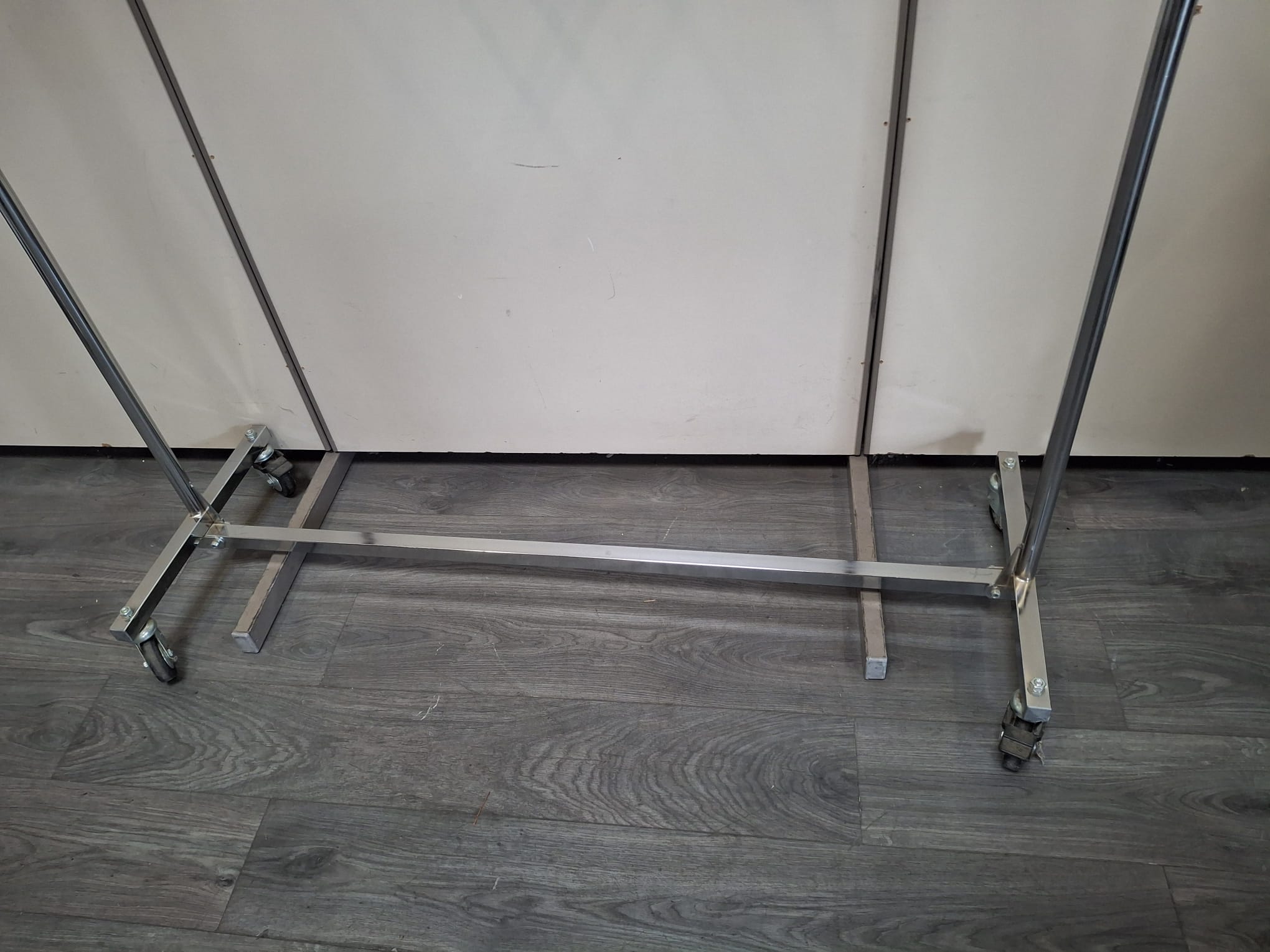 Portant vêtements professionnel pliable sur roulettes réglable hauteur et longueur – Image 4