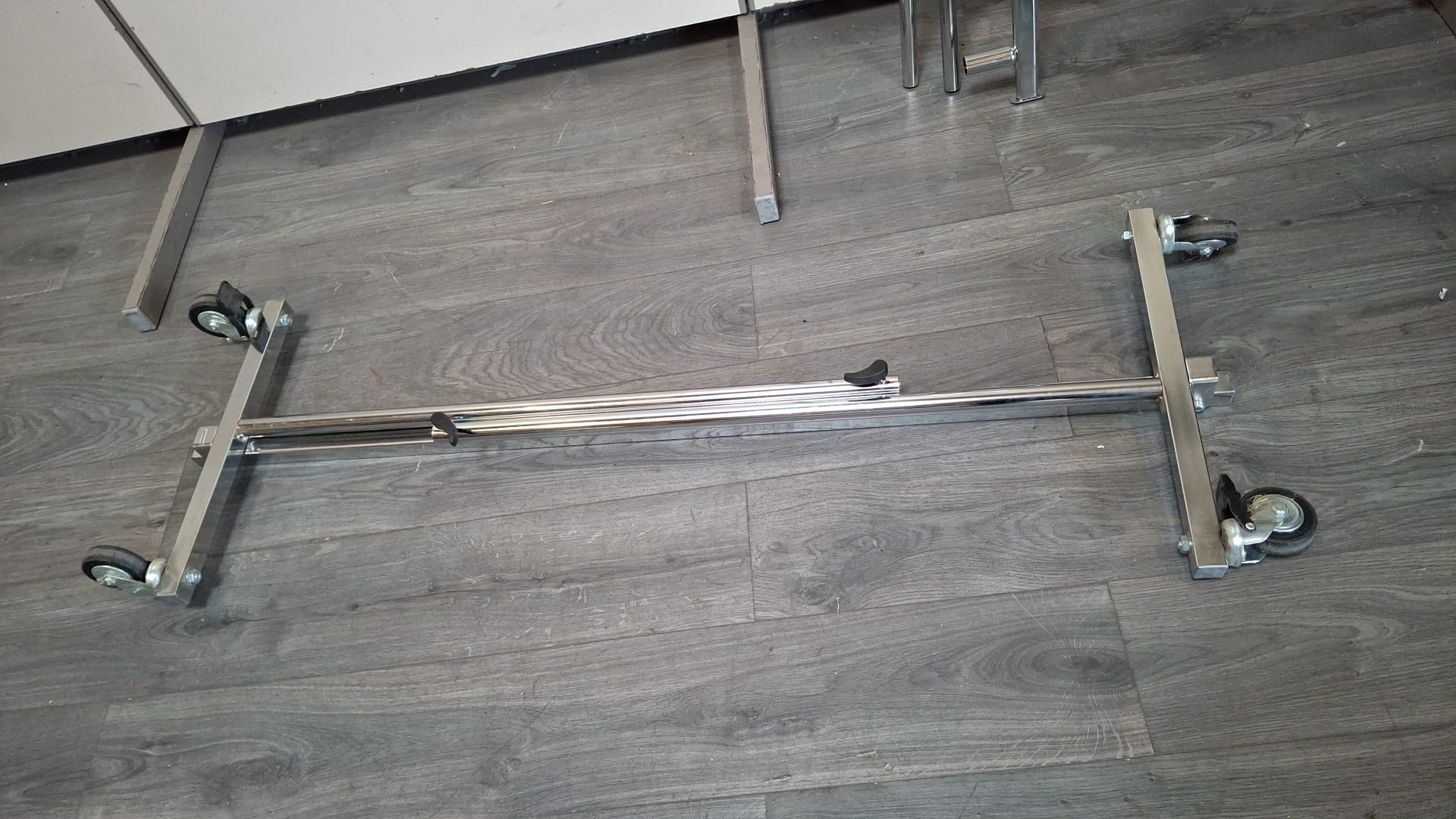 Portant vêtements professionnel pliable sur roulettes réglable hauteur et longueur – Image 3