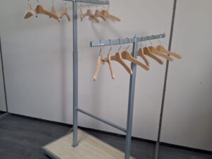 Portant à vêtements sur roulettes – Gris&Bois – Hauteur réglable 107x50cm