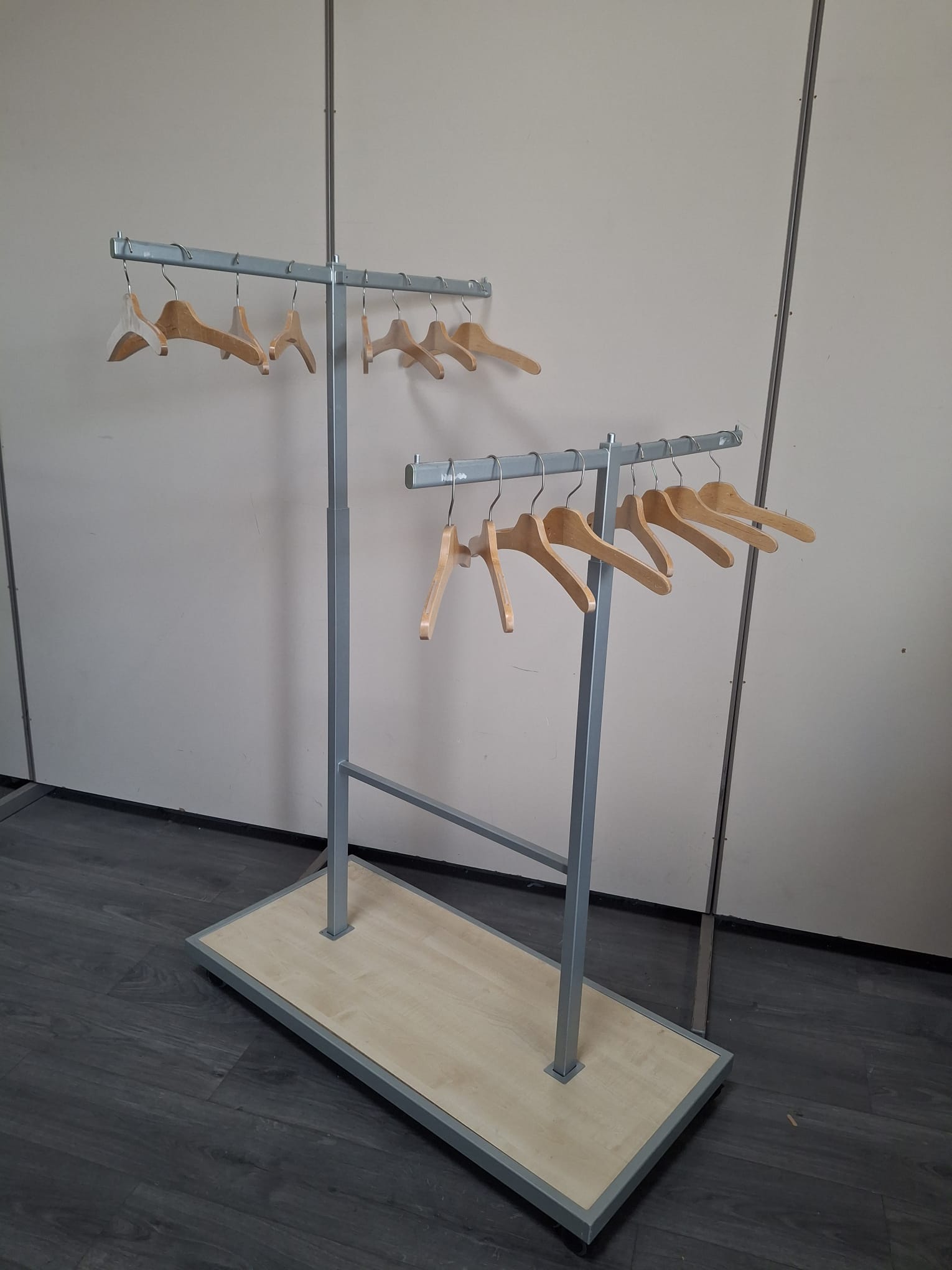 Portant à vêtements sur roulettes - Gris&Bois - Hauteur réglable 107x50cm