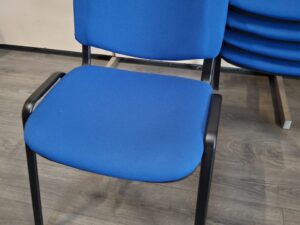 Chaise de réunion ou d’accueil en tissu bleu