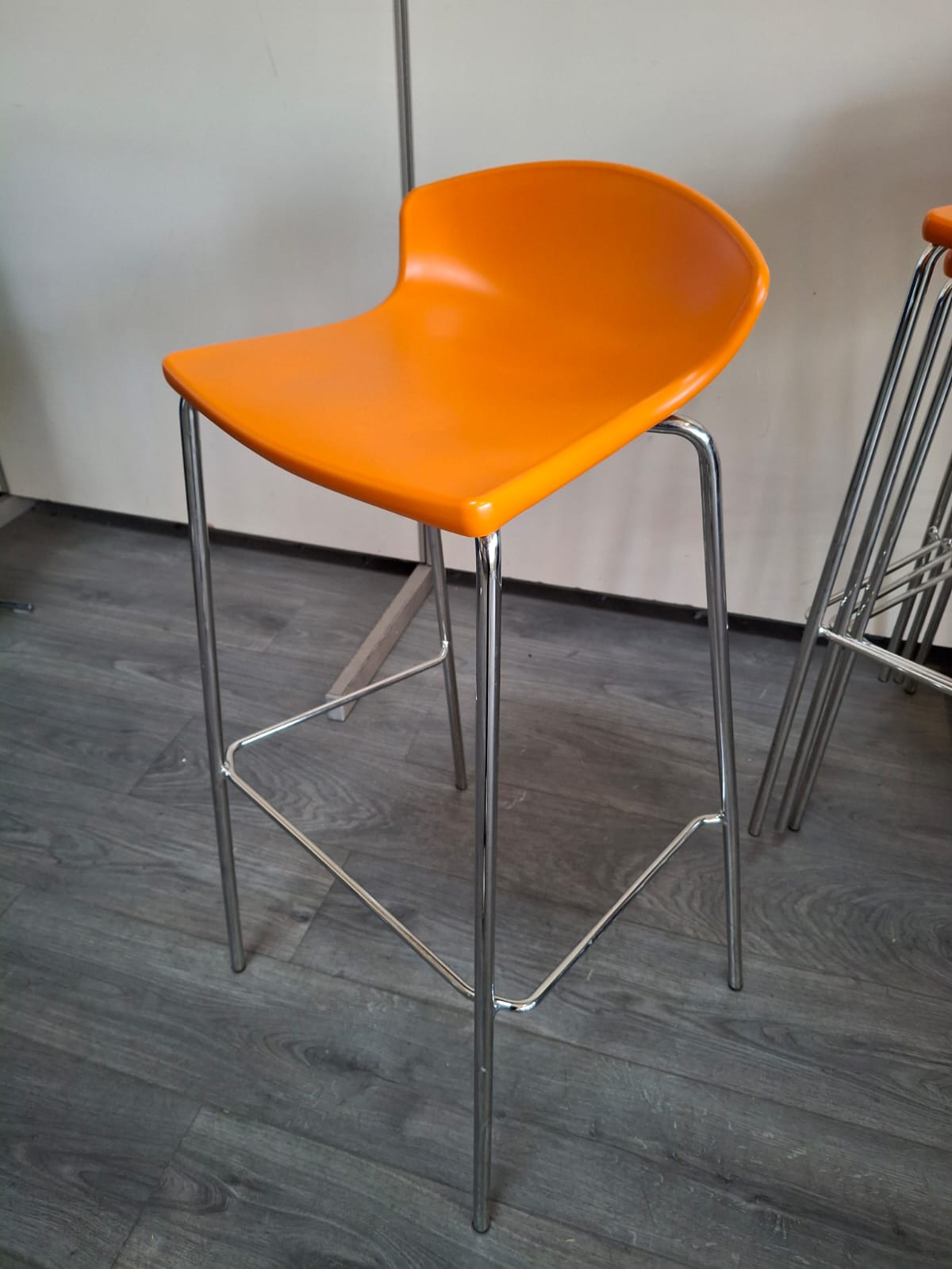 Tabouret haut Gaber – Chromé & orange – Vendu à l’unité – Image 3
