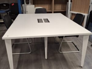 Bureau / Table de réunion 120/120 cm