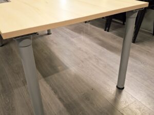 Bureau droit bois et métallique – Gris / bois clair – L160 x P90 x H72 cm