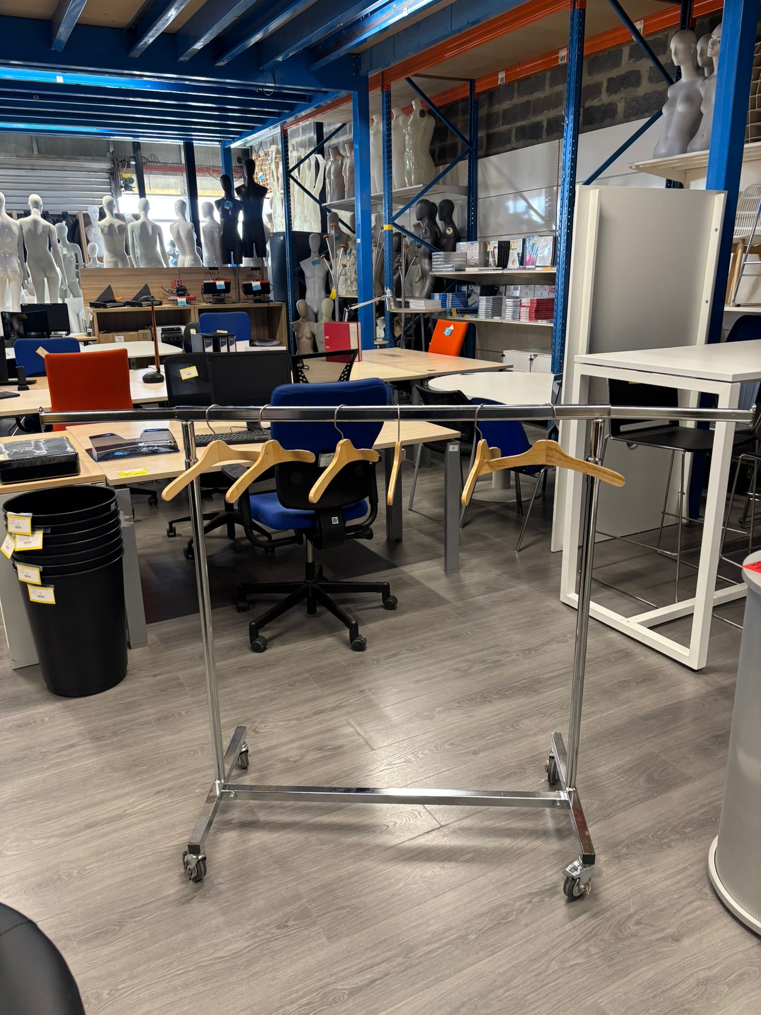 Portant vêtements professionnel pliable sur roulettes réglable hauteur et longueur