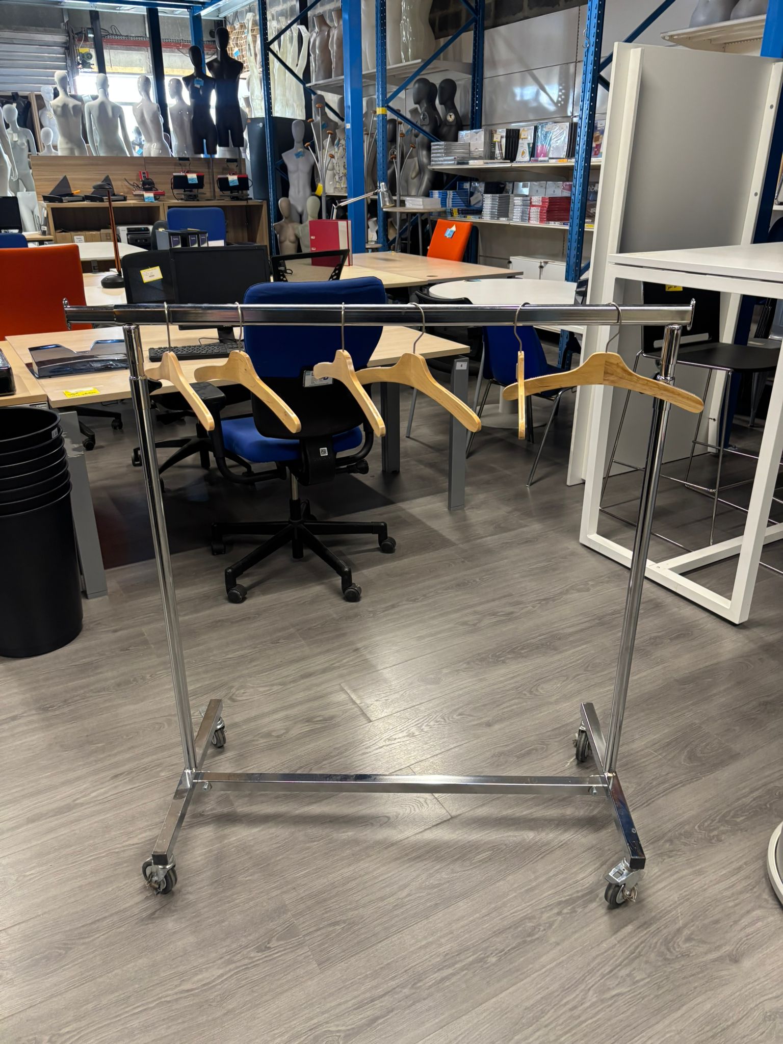 Portant vêtements professionnel pliable sur roulettes réglable hauteur et longueur