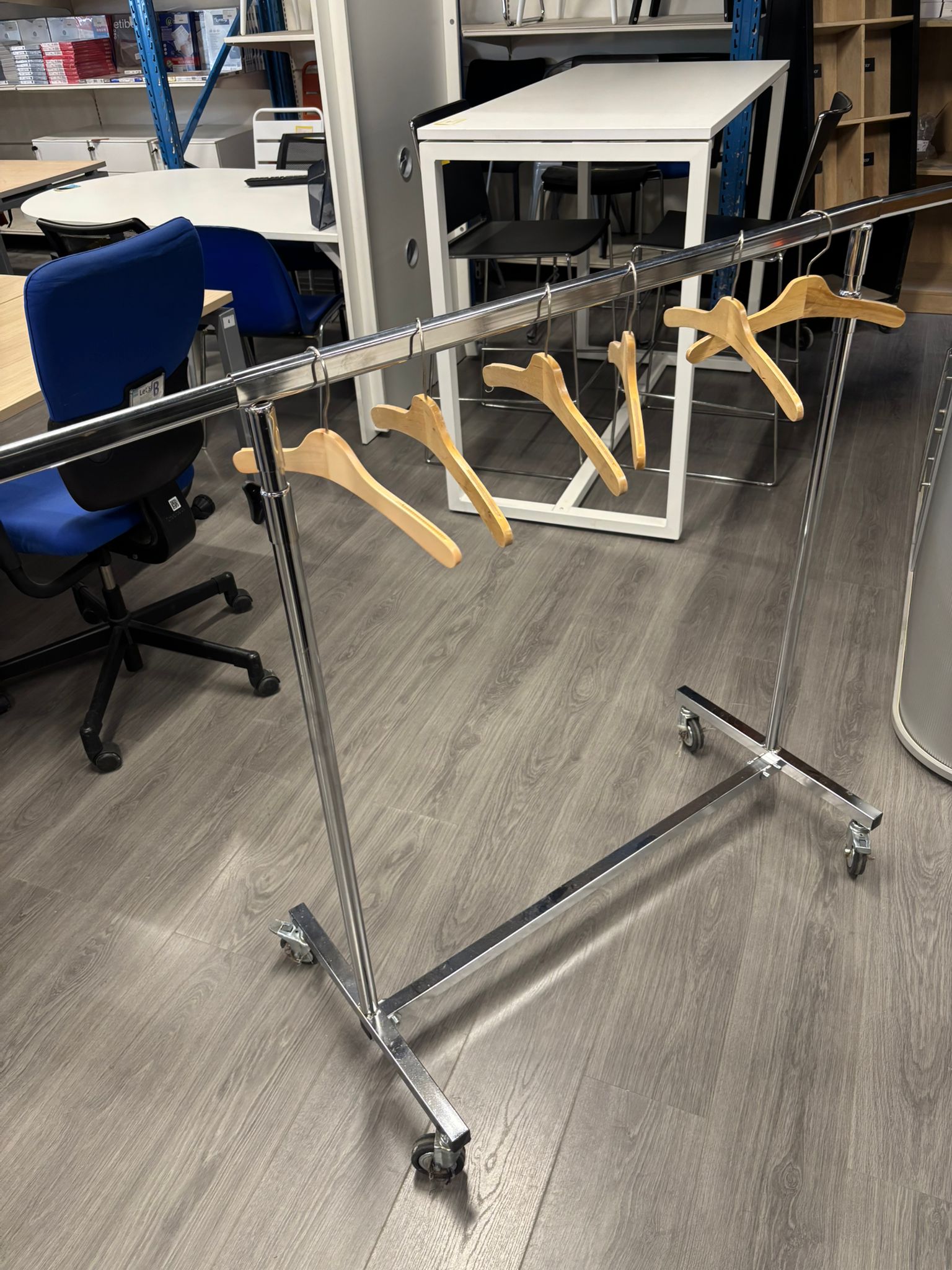 Portant vêtements professionnel pliable sur roulettes réglable hauteur et longueur