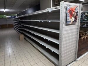 Lot de 9 gondoles centrales avec 2 têtes de gondole métalliques grises – 90 tablettes – Longueur totale 9 m
