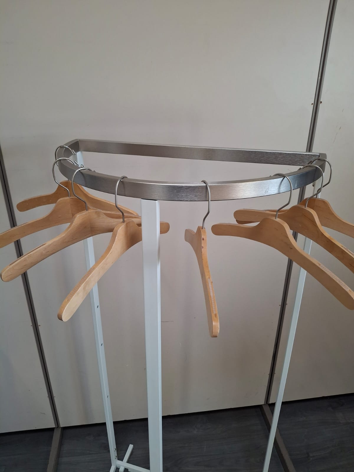 Portant à vêtements professionnel - Demi-cercle - Blanc&Gris- H140,5xL62cm – Image 4