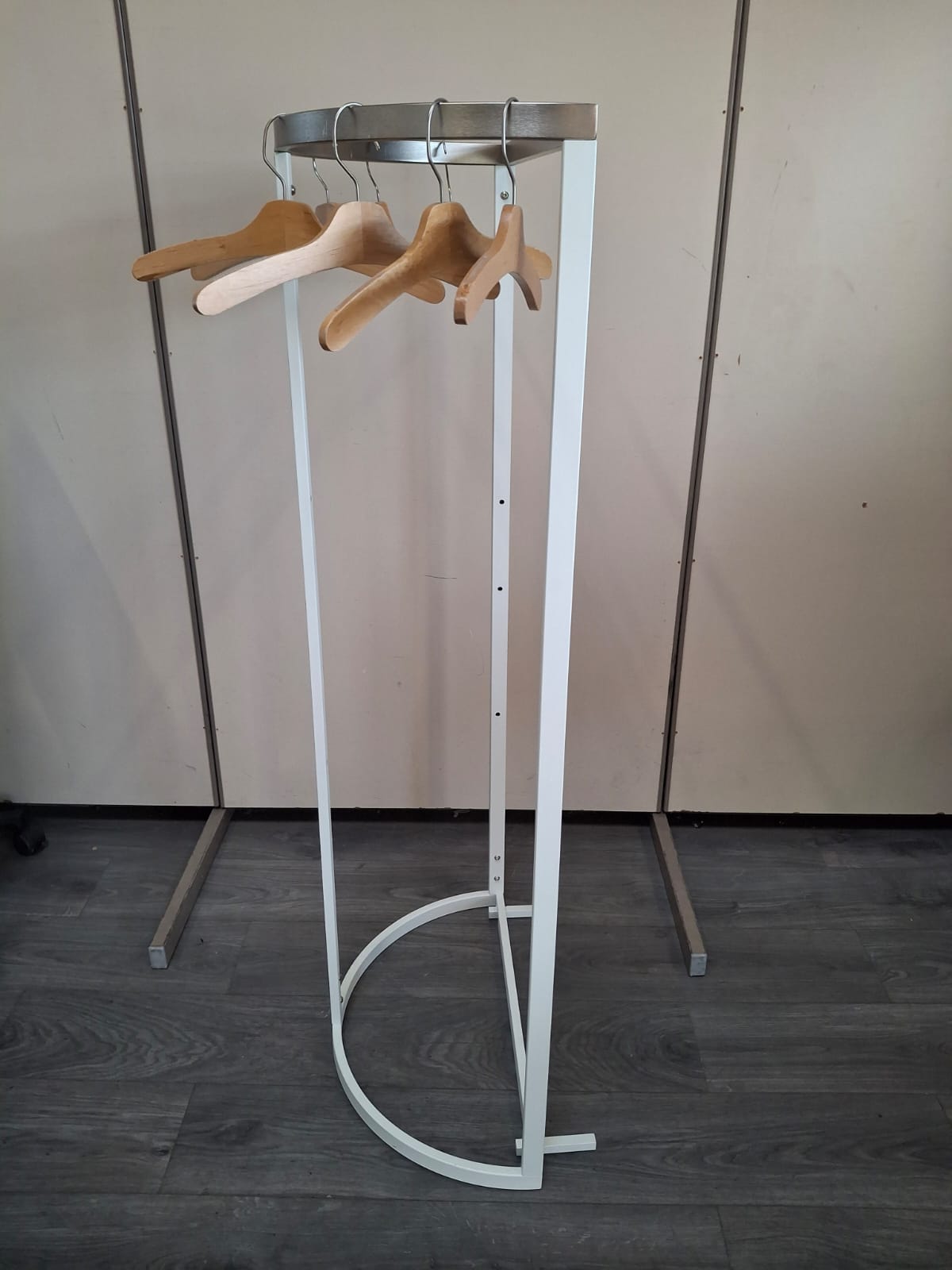 Portant à vêtements professionnel - Demi-cercle - Blanc&Gris- H140,5xL62cm – Image 3