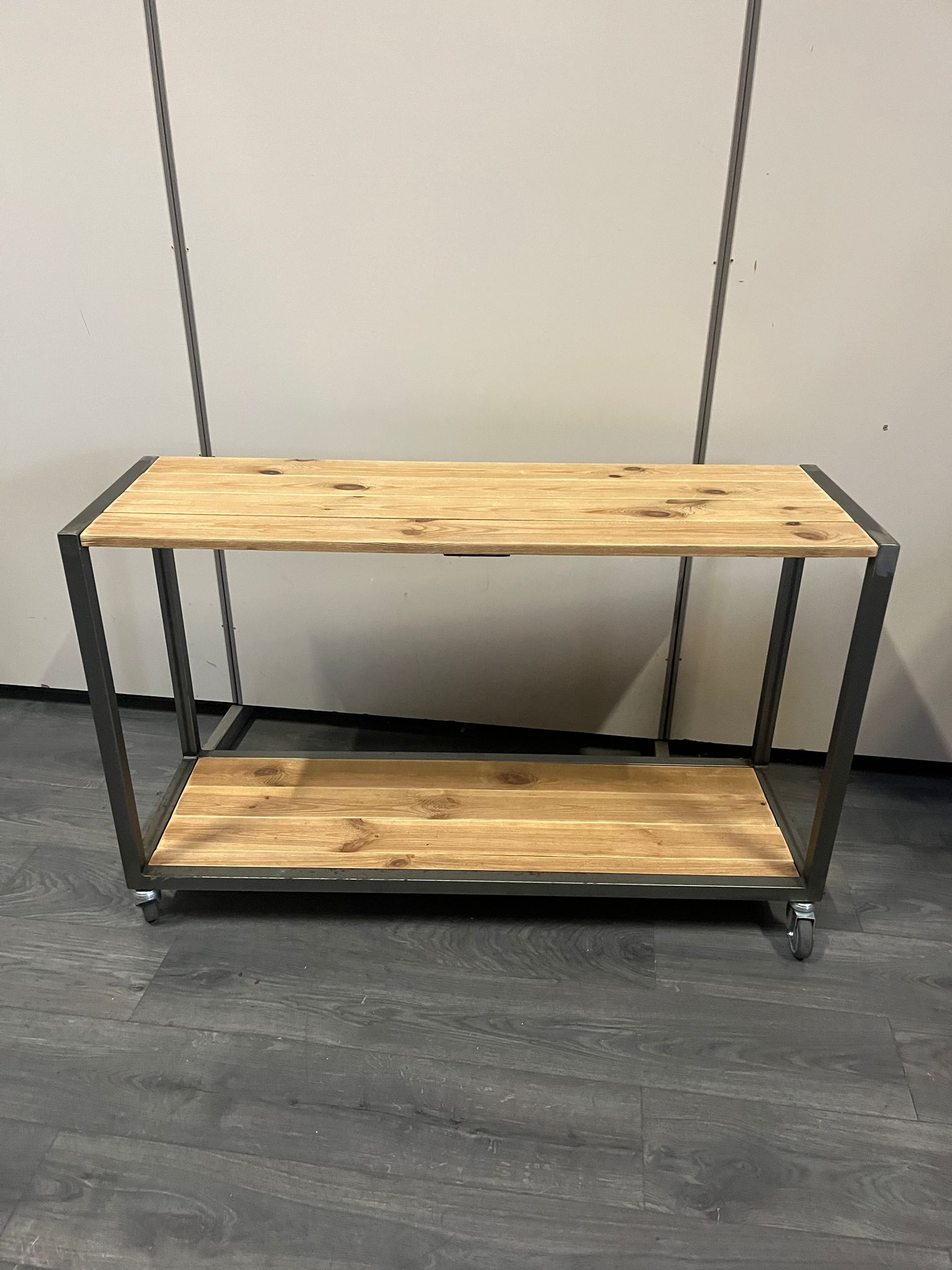 Meuble console de présentation sur roulettes