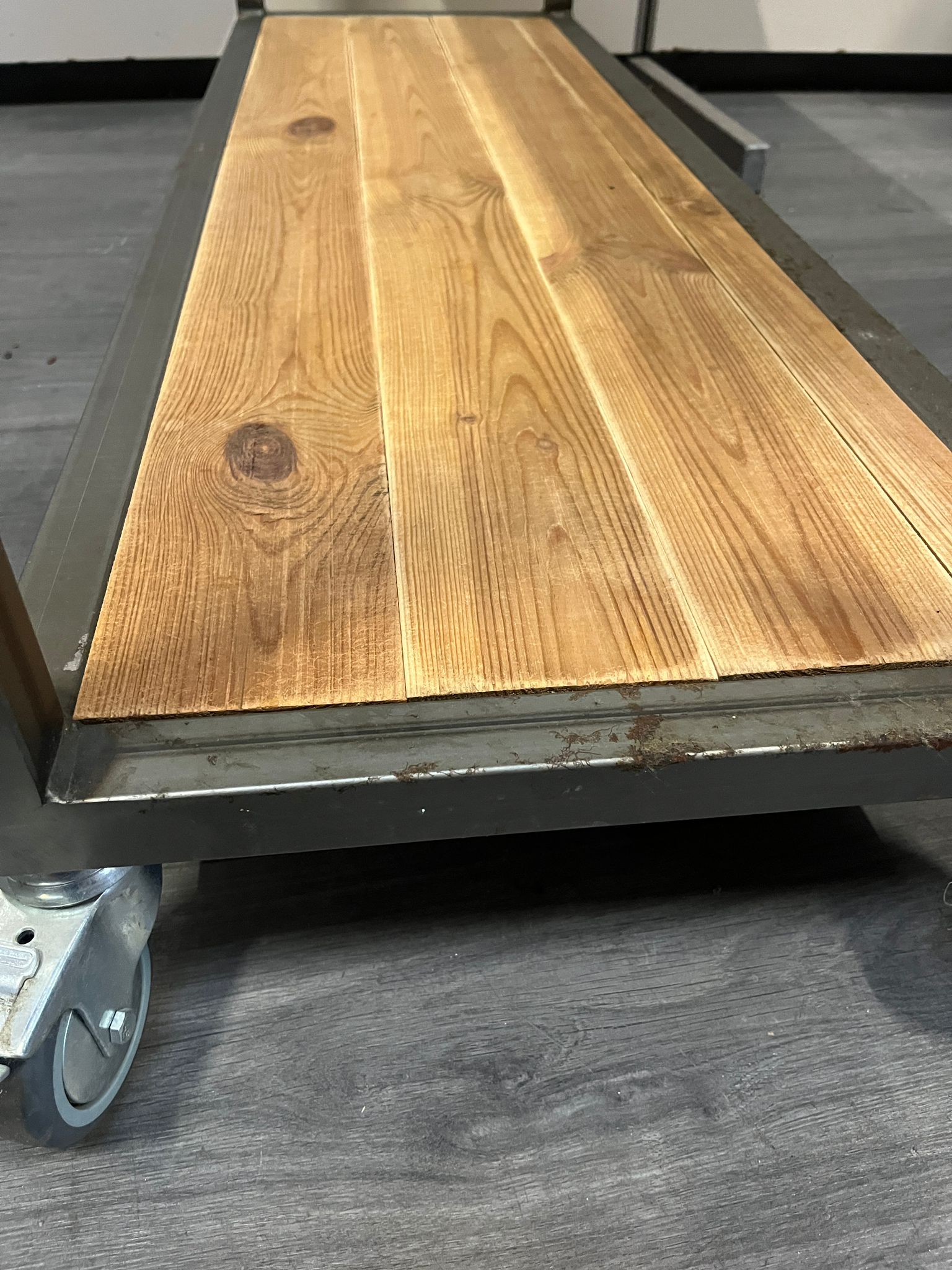 Meuble console de présentation sur roulettes – Image 5