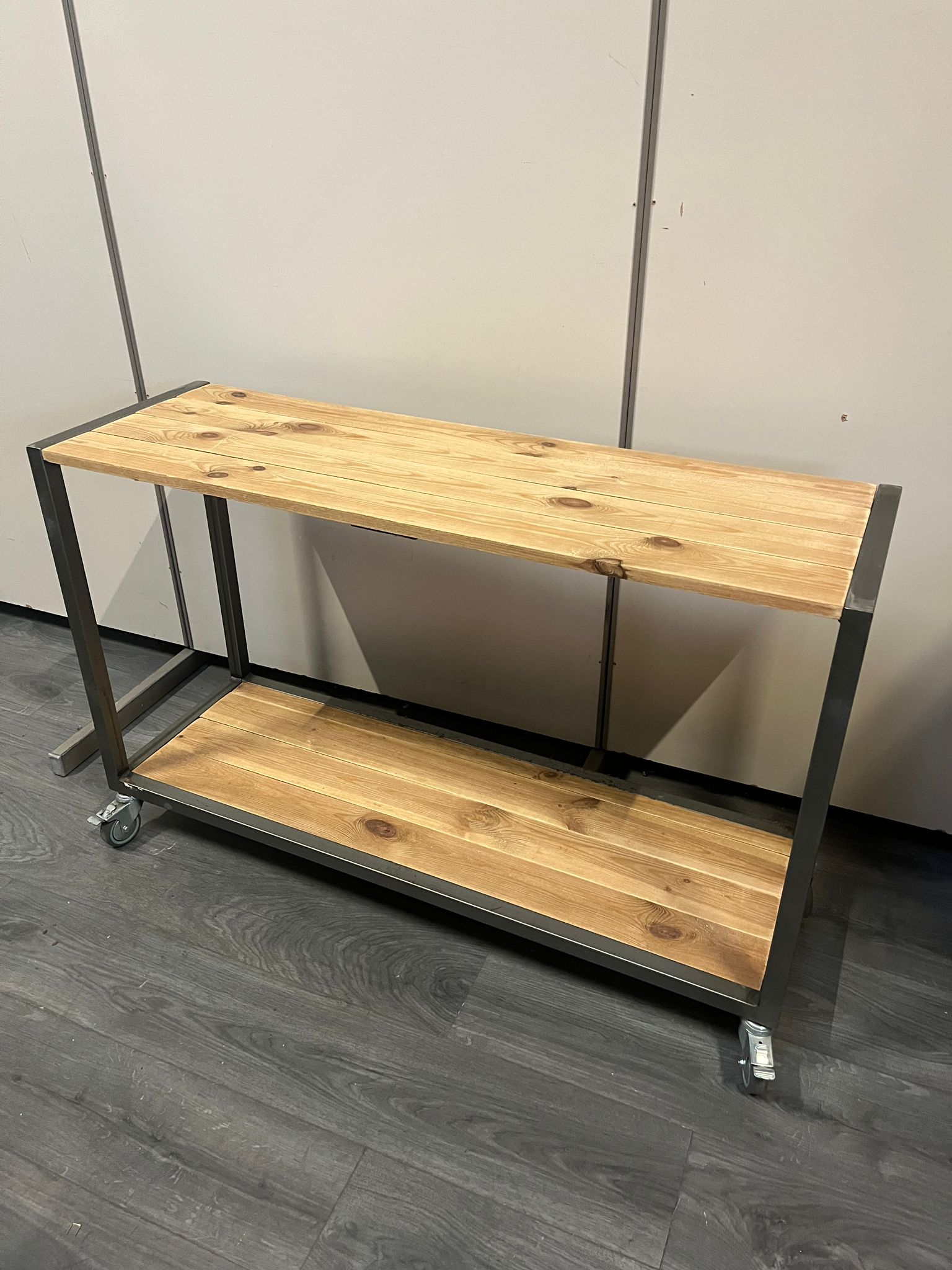 Meuble console de présentation sur roulettes – Image 4