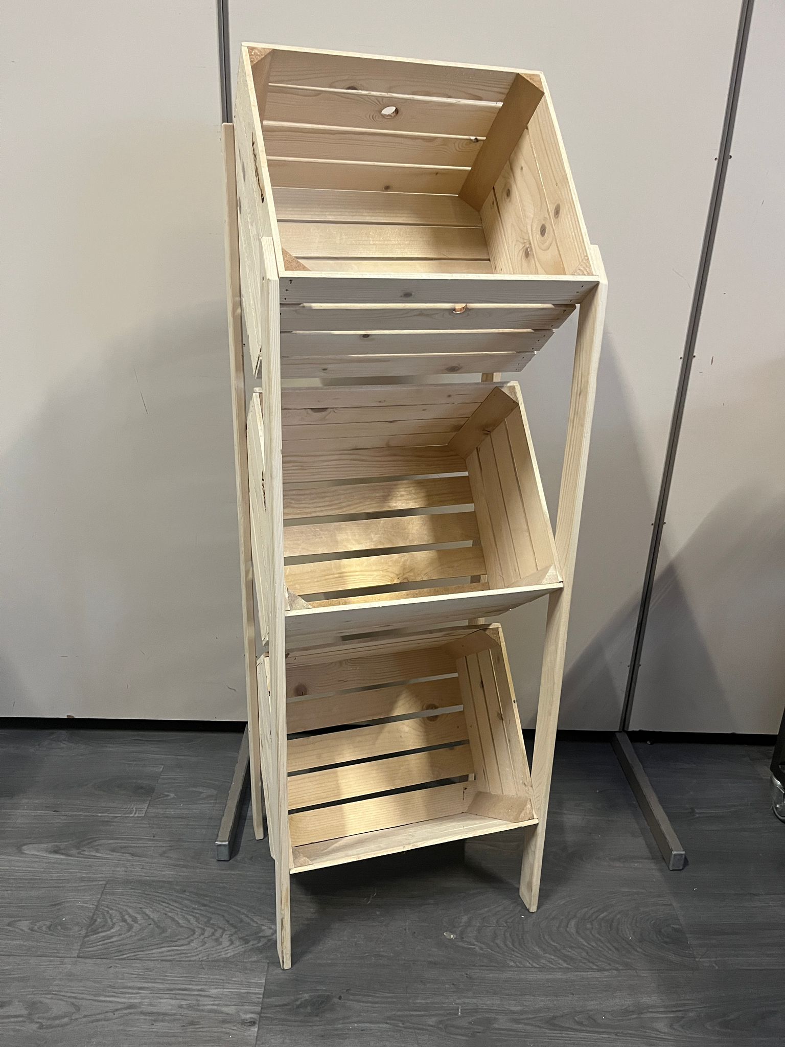 Présentoir bac de rangement multi-usages en bois clair – H157,5 cm