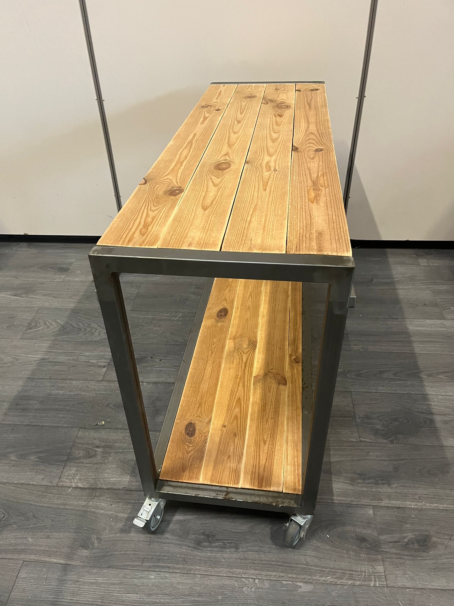 Meuble console de présentation sur roulettes – Image 3