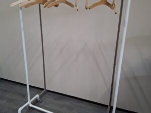 Portant à vêtements professionnel sur roulettes – Style industriel – Blanc – H150xL109 cm