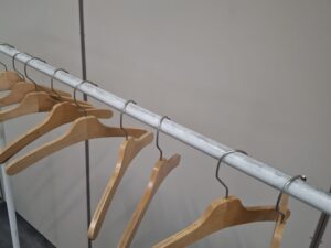 Portant à vêtements professionnel sur roulettes – Style industriel – Blanc – H150xL109 cm