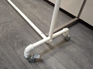 Portant à vêtements professionnel sur roulettes – Style industriel – Blanc – H150xL109 cm