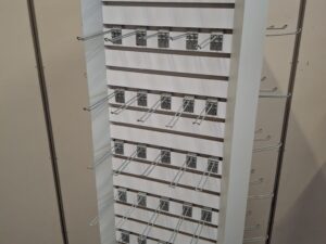 Présentoir tour rainuré sur roulettes avec accessoires