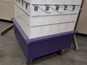 Présentoir tour rainuré sur roulettes avec accessoires