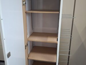 Présentoir tour rainuré sur roulettes avec accessoires