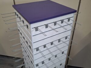 Présentoir tour rainuré sur roulettes avec accessoires