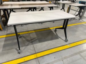 Bureau rétractable sur roulettes L 140 cm