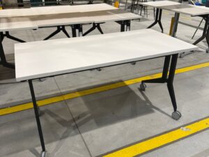 Bureau rétractable sur roulettes L 140 cm