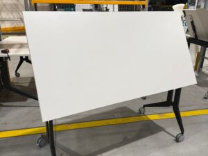 Bureau rétractable sur roulettes L 140 cm